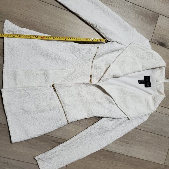 Frank Lyman Design textured white blazer - Picture 2 of 3